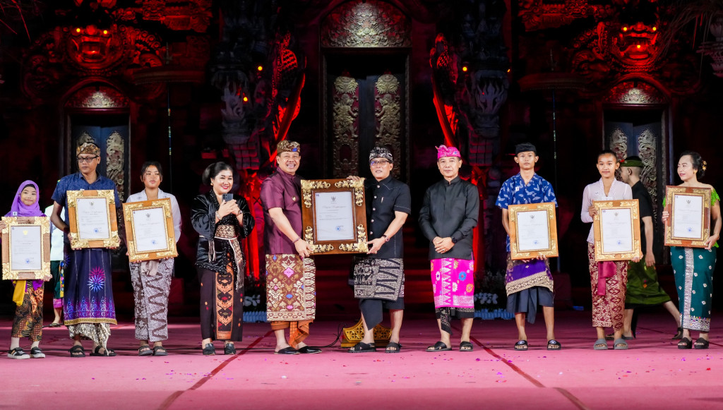 Badung Juara Umum PKB XLVI 2024, Bupati Badung Terima Penghargaan Wimbakara dari Pj. Gubernur Bali